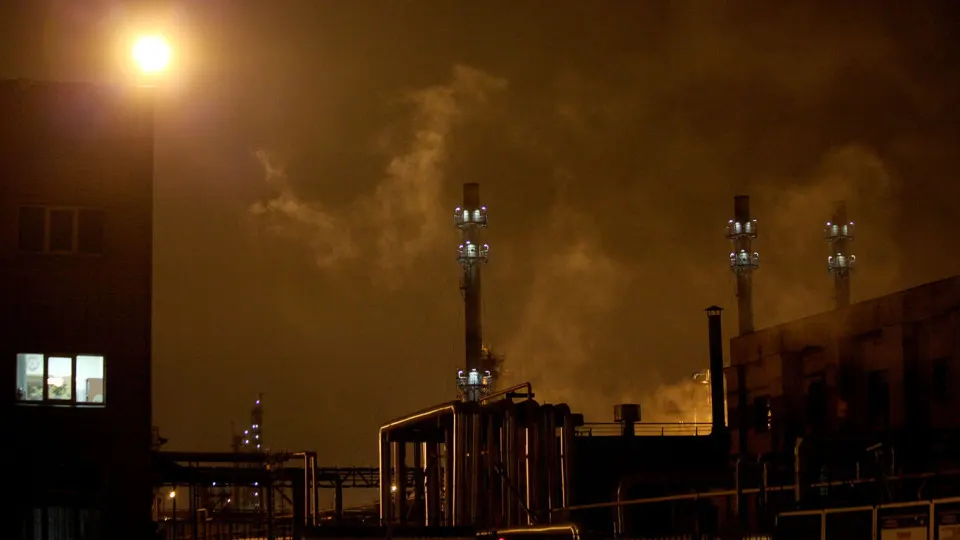 Рязанский и Московский НПЗ остановили переработку нефти после серии атак беспилотников. Остановки сократили выпуск топлива и повлияли на мощности переработки по всей стране.