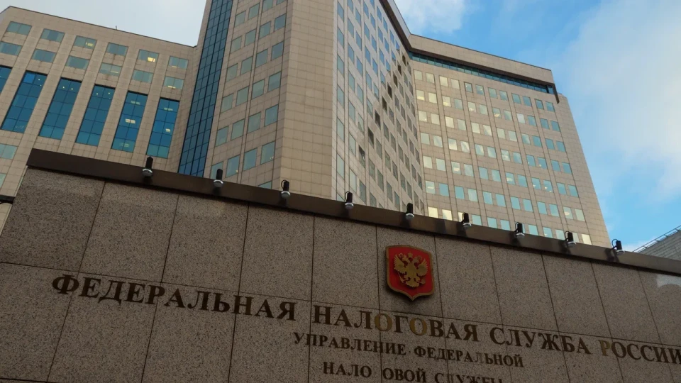 Федеральная налоговая служба активнее борется с переоформлением бизнеса ради налоговой оптимизации. При выявлении фиктивных перерегистраций предпринимателям грозят доначисления НДС, пени и штрафы на фоне роста дефицита бюджета.