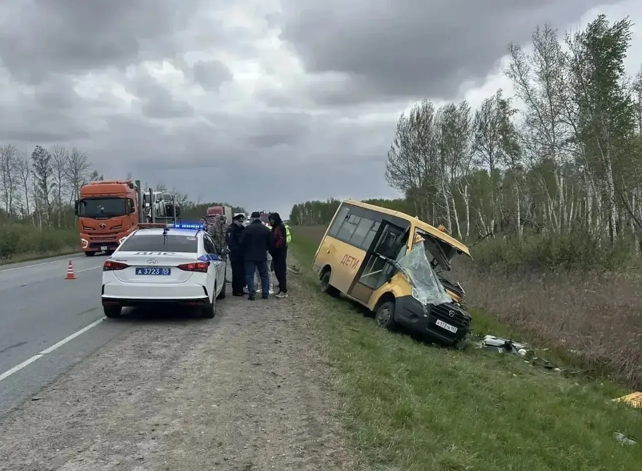 В Тюкалинском районе в аварии со школьным автобусом погиб 12‑летний ребёнок. Следователи возбудили уголовное дело по двум статьям УК и проводят проверку обстоятельств и причин происшествия.
