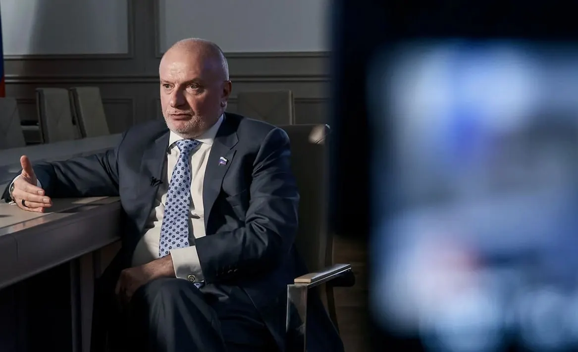 Глава профильного комитета Совфеда Андрей Клишас заявил, что принятый Госдумой закон о возможности ареста имущества граждан, покинувших Россию после совершения административного правонарушения за рубежом, соответствует законодательству и обеспечивает неукоснительное привлечение к ответственности при соблюдении прав человека.
