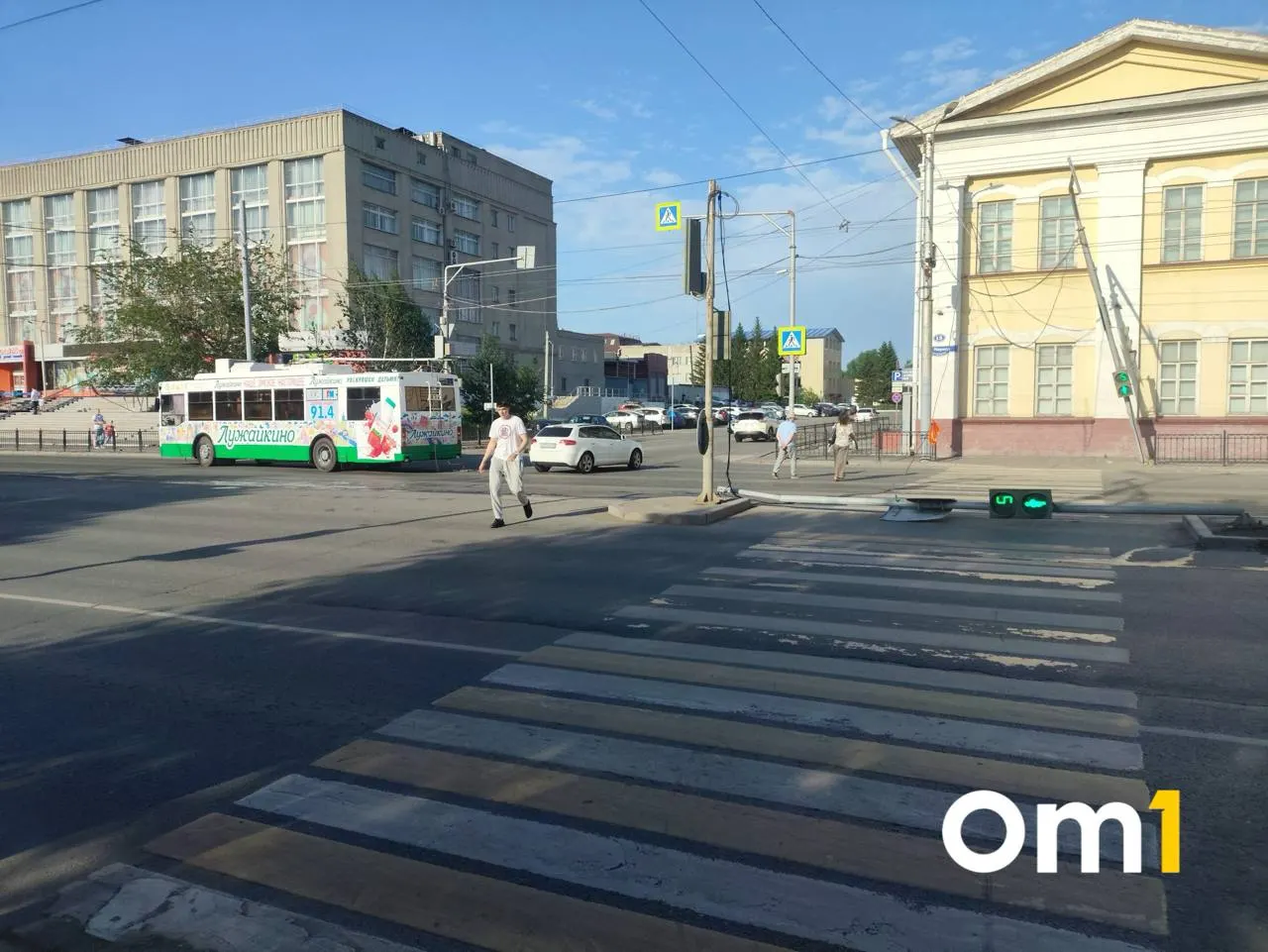 Вечером 31 мая на Любинском проспекте троллейбус врезался в светофор у остановки «Детский мир». На месте работают сотрудники ГИБДД, сведений о пострадавших пока нет.