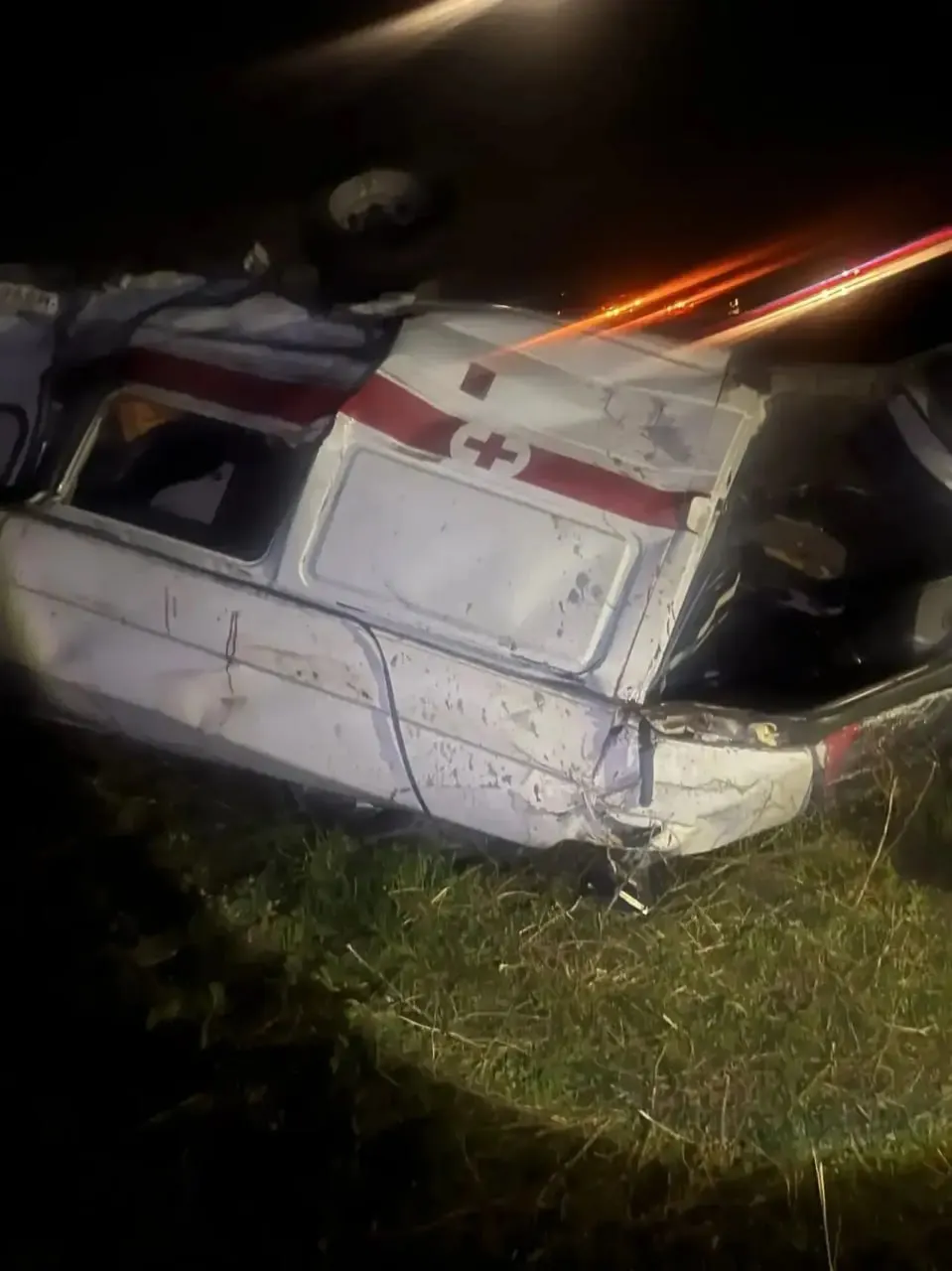 На трассе Калачинск — Кабанье 41‑летний водитель Lada врезался в карету скорой: погиб 32‑летний медбрат, трое пострадавших госпитализированы. Расследование контролирует прокуратура.