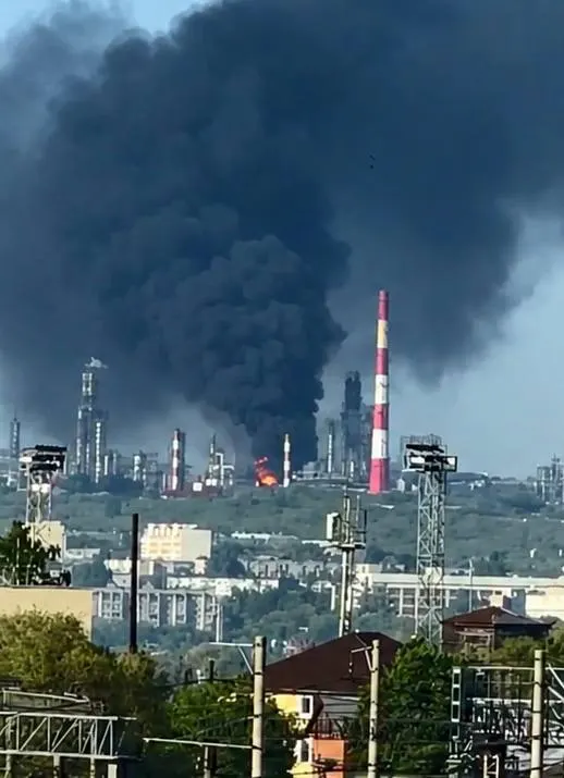 В результате ночных атак беспилотников в Сызрани погибли два человека; в Белгородской области ранены трое. В Сызрани сообщают о пожаре на НПЗ; Минобороны заявляет о перехвате более ста дронов.