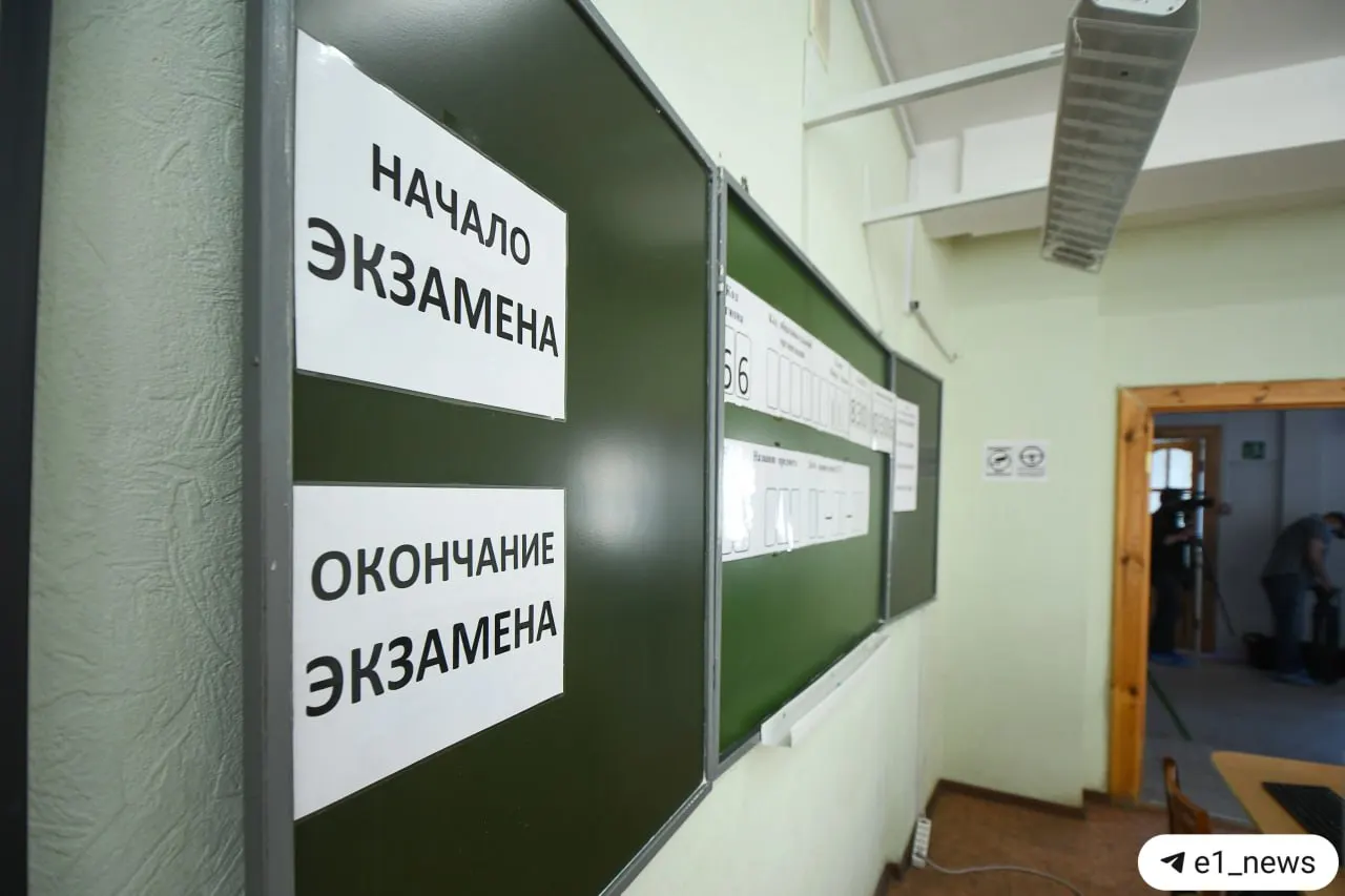Рособрнадзор сообщил, что с 2028 года девятиклассники будут сдавать экзамен по истории. Он будет включать устное собеседование: тех, кто не пройдет собеседование, не допустят к ОГЭ. Эксперты предупреждают о возможных трудностях при внедрении нововведения.