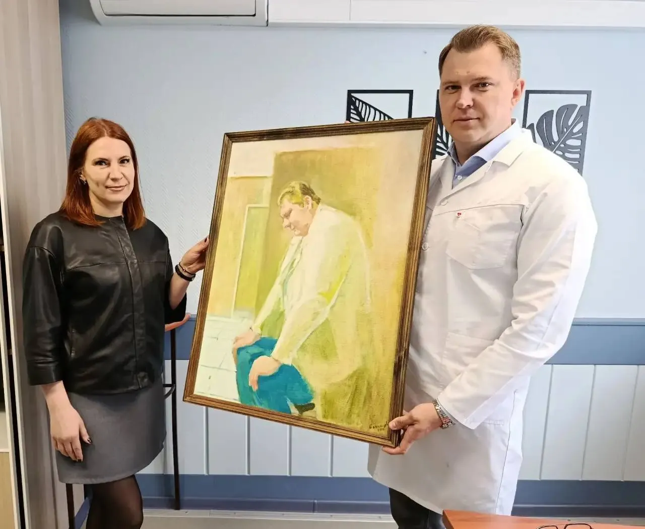 Полотно подарили Городской клинической больнице №1 имени А.Н. Кабанова; ведомство просит художника откликнуться, чтобы лично поблагодарить за работу.