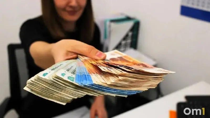 По официальному отчету мэрии, средняя начисленная зарплата в Омске в 2025 году составила 87 200 ₽. Лидируют строители (122 200 ₽), IT‑специалисты на втором месте (121 100 ₽).