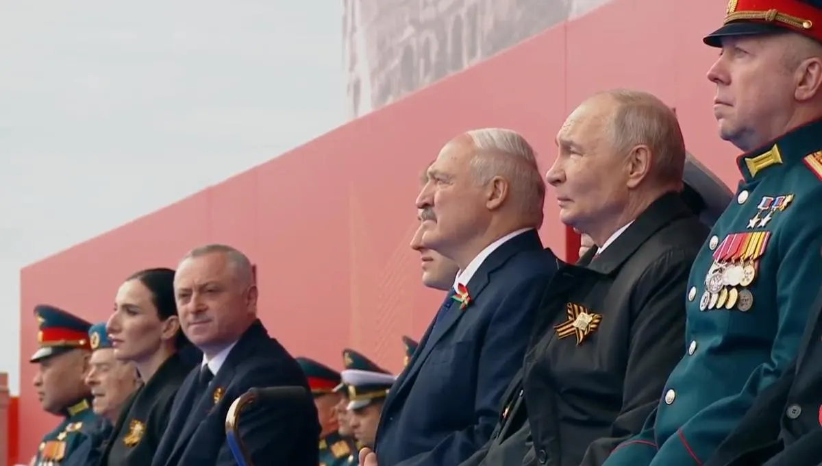 Во время парада Победы президент назвал праздник священным, подчеркнул роль советского народа в разгроме нацизма и связал память поколений с современными воинами, выполняющими задачи «специальной военной операции». На трибуне рядом с ветераном впервые разместили участника СВО.