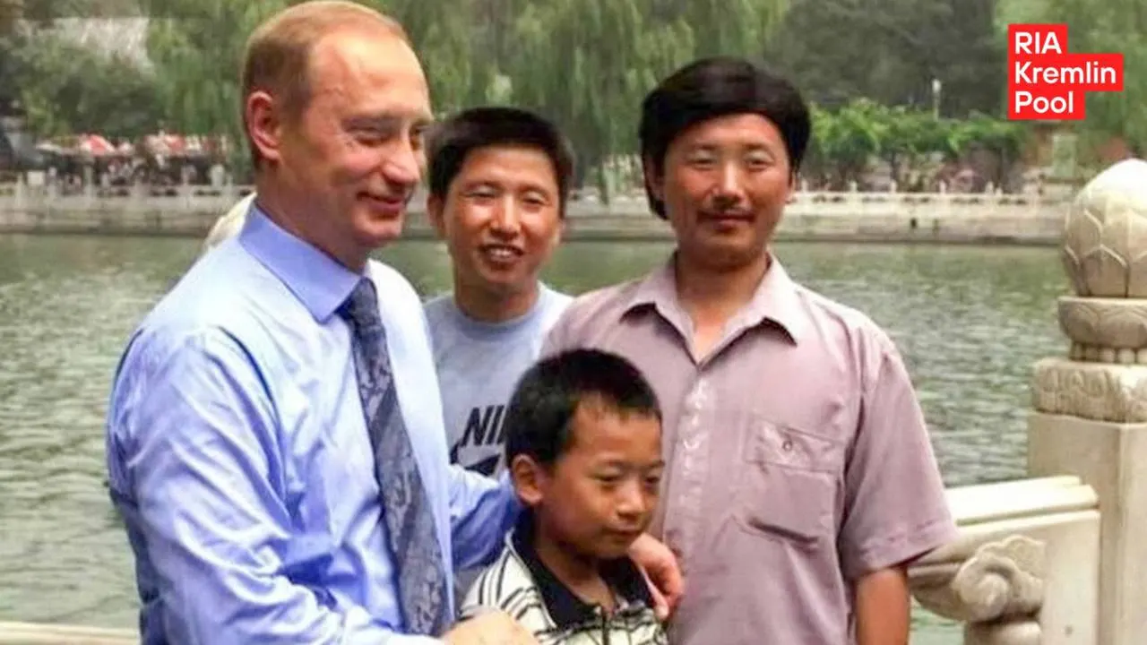 Глава государства увидел мужчину, с которым был сфотографирован в начале 2000-х. Тот стал инженером, учился в Москве и мечтает рассказать о встрече.