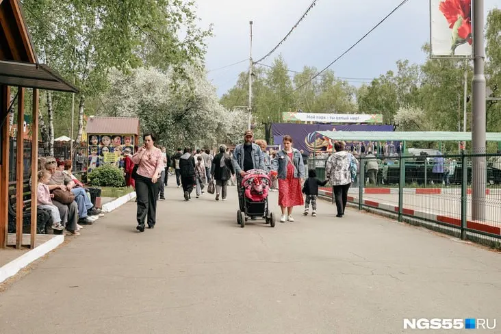 В Омске из‑за неблагоприятных погодных условий отменены развлекательные и праздничные программы на «Зелёном острове» и в муниципальных парках 10–11 мая. Организаторы просят посетителей учитывать изменения в расписании.