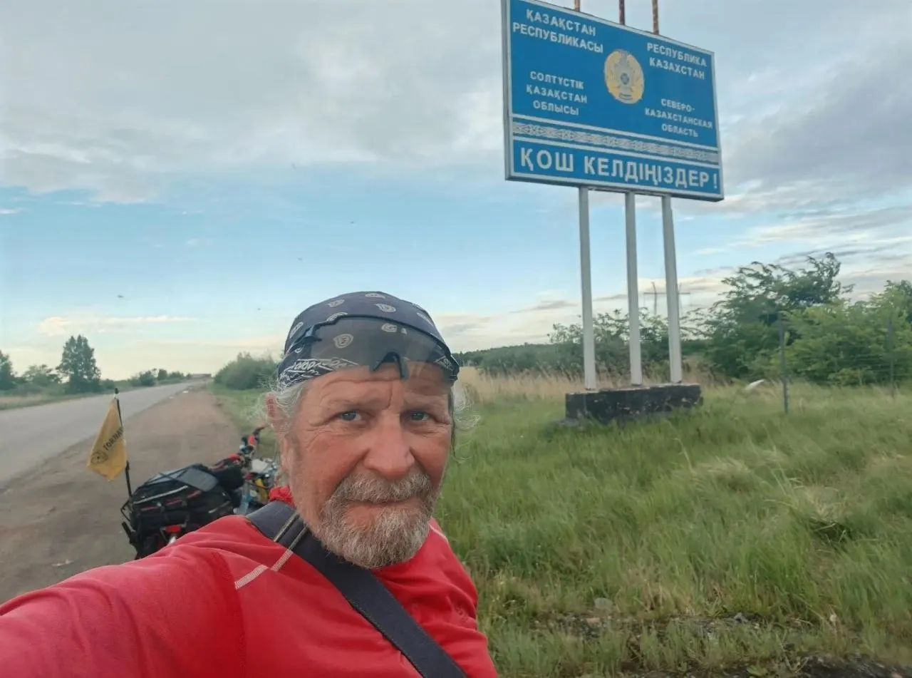 Андрей Козлов, стартовавший из Брянска и направляющийся во Владивосток, проходит маршрут через Казахстан и близок к Омской области. На пути ему мешают жара и отсутствие безопасных обочин.