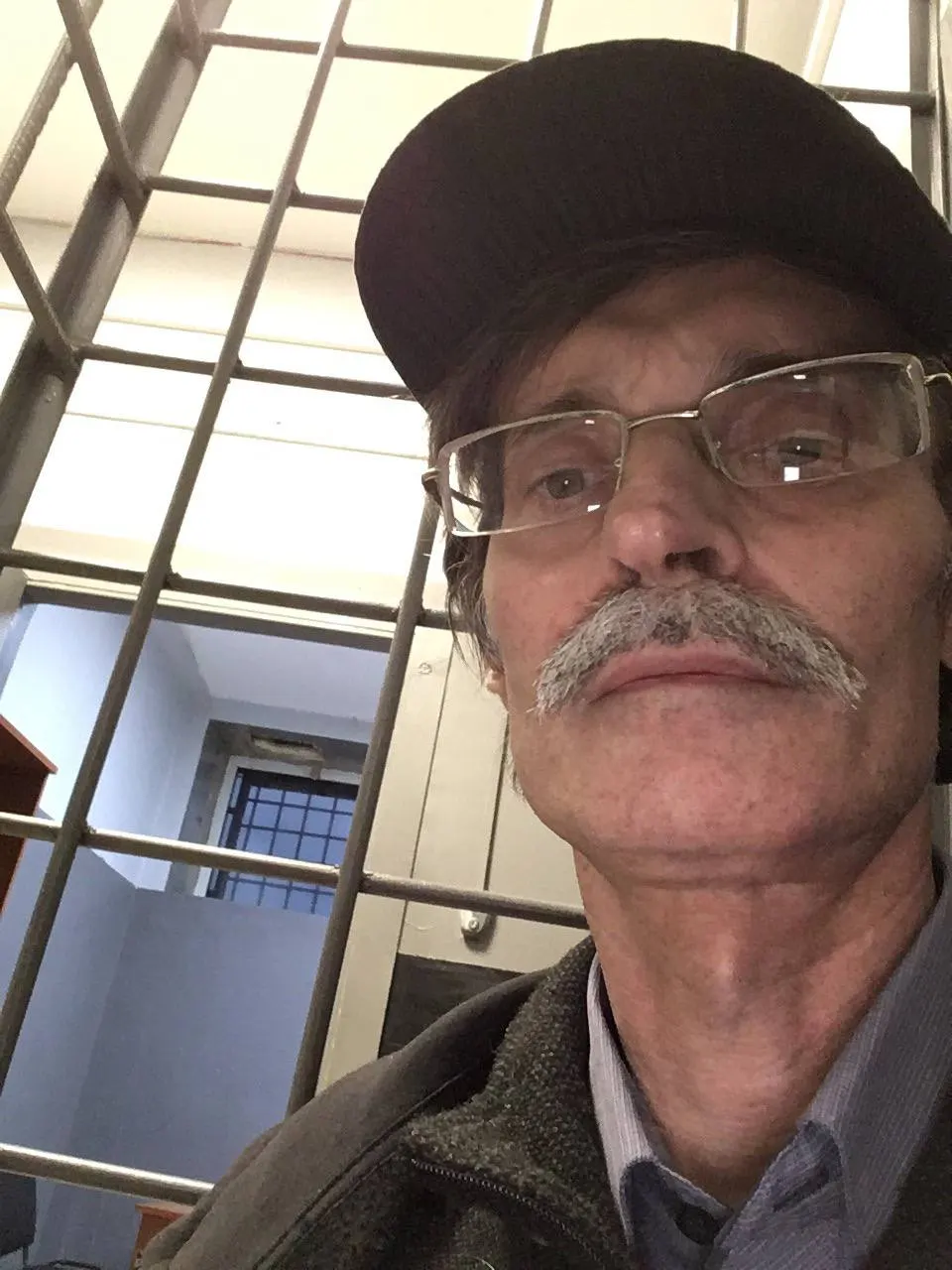 Петрозаводский суд оштрафовал руководителя фракции «Яблоко» в городском Совете Дмитрия Рыбакова на 1 000 рублей по статье о демонстрации экстремистской символики за три публикации 2020 года, которых нет на его странице; решение может помешать его участию в осенних выборах.