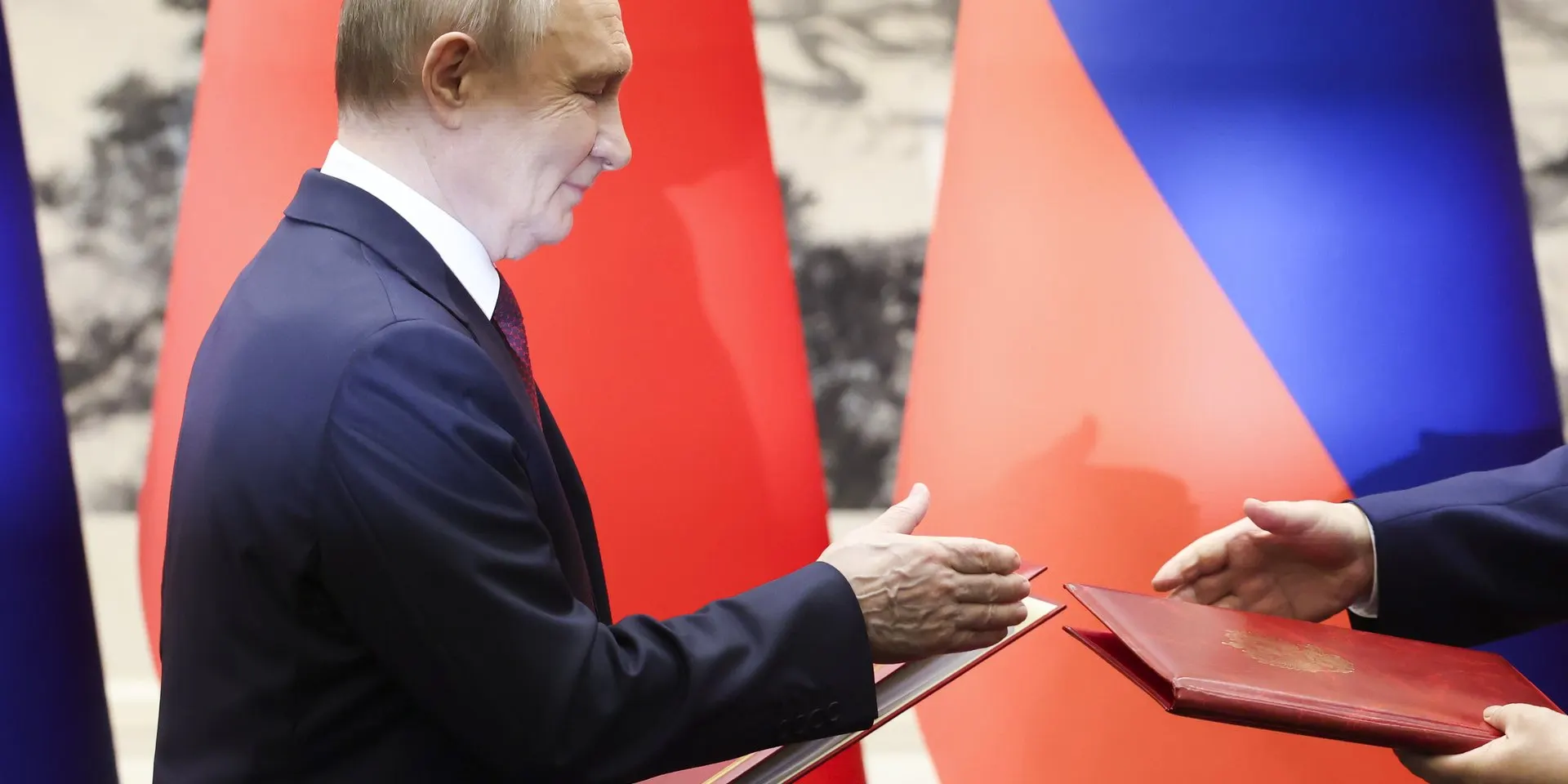 Двухдневная поездка завершилась подписанием ряда соглашений, но ключевой энергетический проект остался в подвешенном состоянии; единственным заметным итогом стало продление безвизового режима.