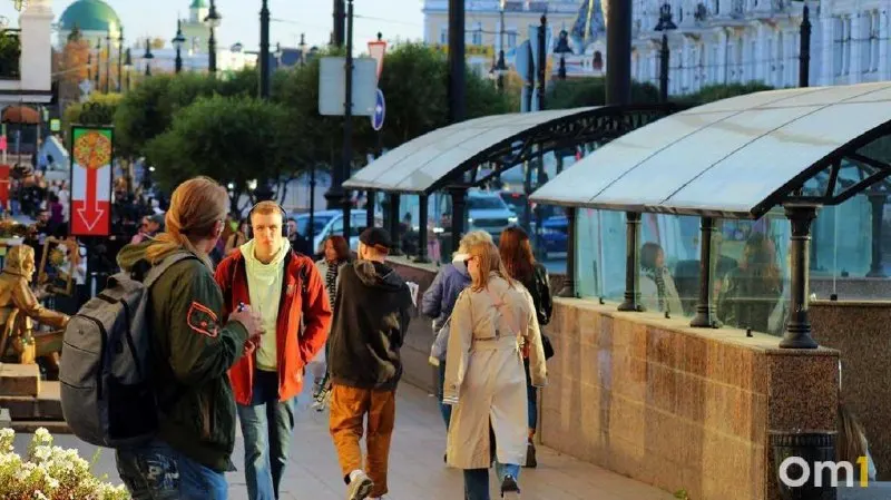 По производственному календарю при пятидневной рабочей неделе россияне будут отдыхать с 12 по 14 июня из‑за Дня России; 11 июня рабочий день сократят на час.