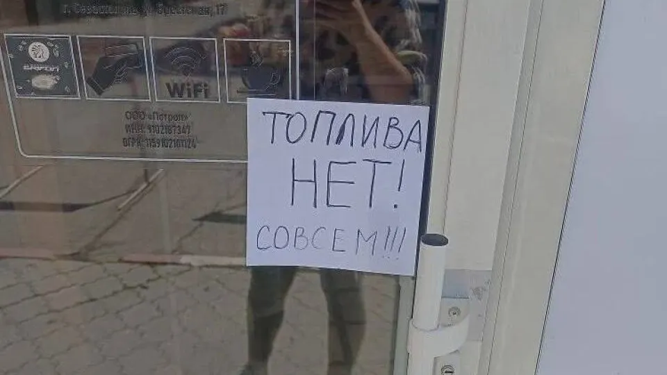 С 31 мая в Крыму вводятся талоны на бензин марки АИ‑95 и ограничение продажи АИ‑92 — не более 20 литров на одно транспортное средство. Решение связано с перебоями в поставках и остановками ряда НПЗ.
