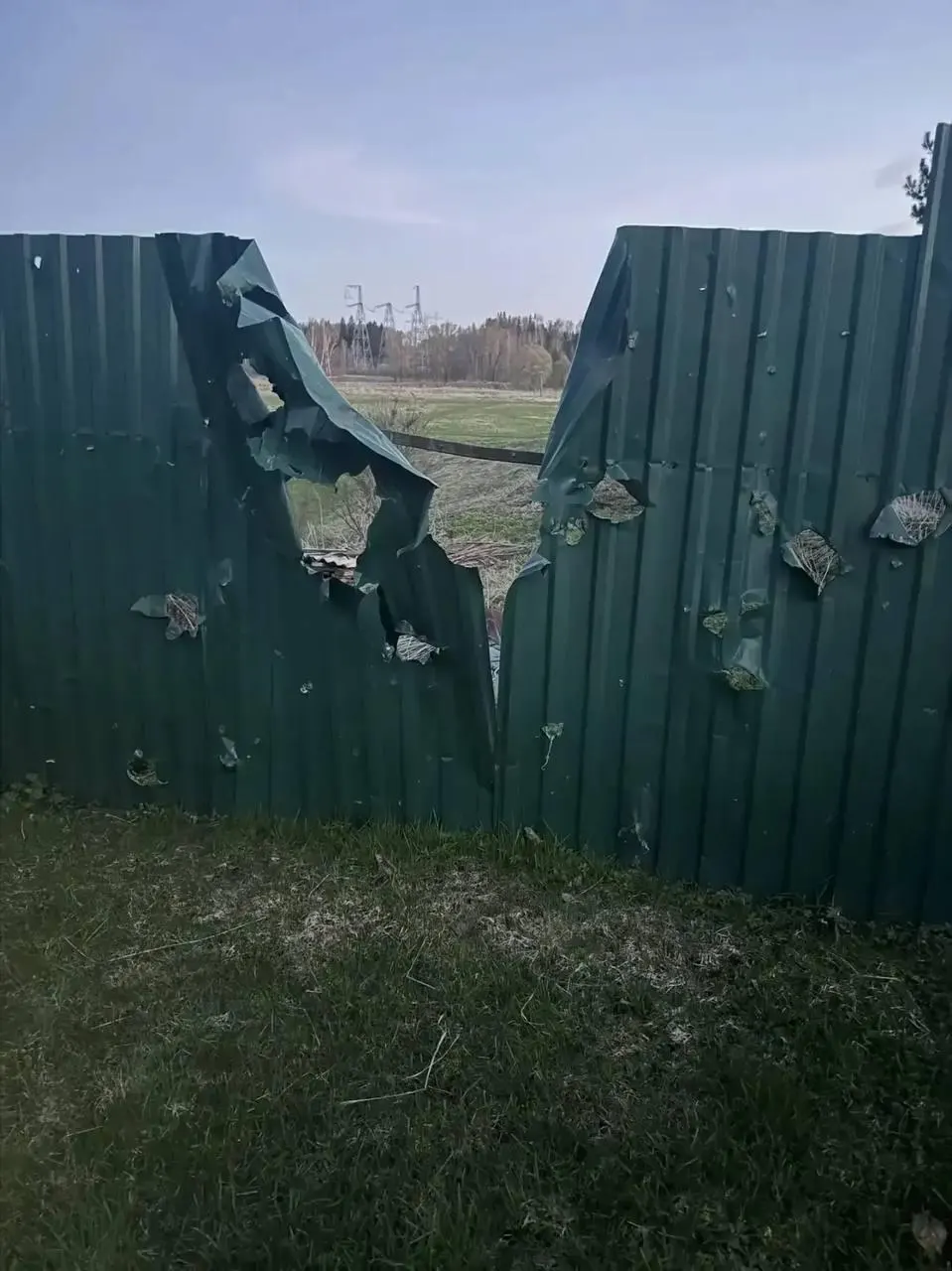 В Волоколамском округе в деревне Чернево погиб 77-летний мужчина. В Московской и Ленинградской областях власти сообщают о десятках сбитых беспилотников; в порту Приморск возник пожар, последствия ликвидированы.