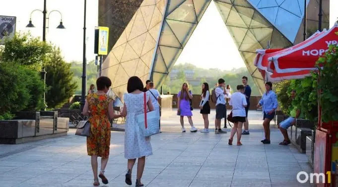 С понедельника, 25 мая, температура поднялась до +28°C, во вторник синоптики прогнозируют до +30°C. Жаркая погода продержится до конца рабочей недели, а к выходным ожидается охлаждение и кратковременные дожди.