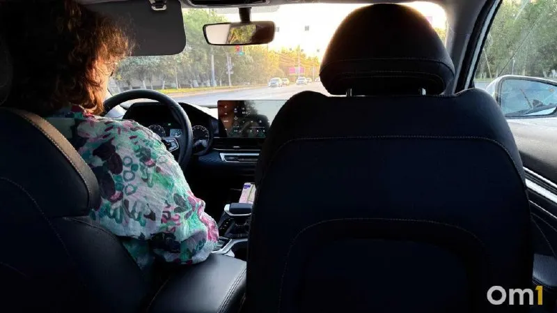 Жители Омска отмечают появление в службах такси почти новых автомобилей белорусско‑китайского бренда Belgee. Водители говорят, что в город завезли много таких машин; в России под этой маркой представлены модели X50, X70 и S50.