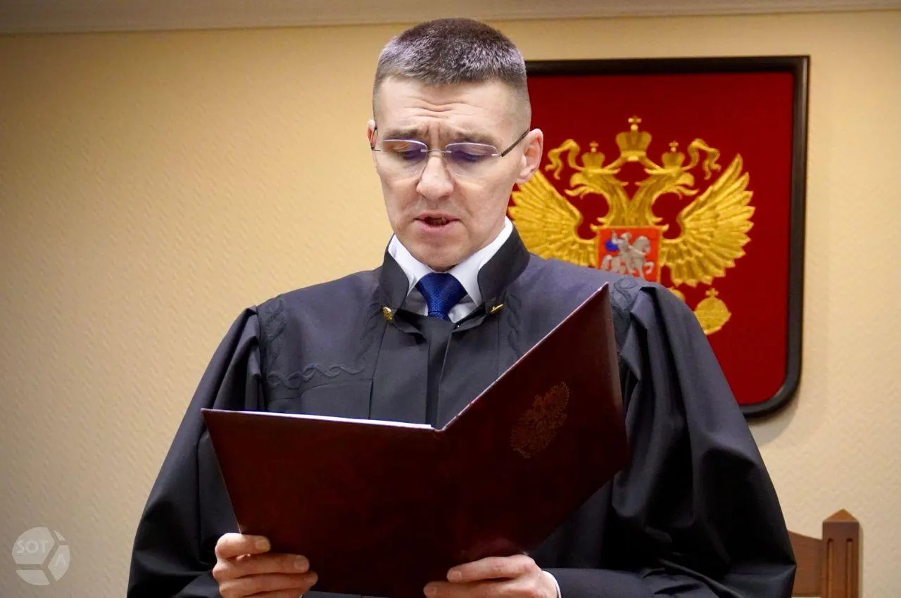 Председатель Верховного суда поддержал назначение судьи, который ранее признавал экстремистскими ЛГБТ‑движения, сатанизм и «Мемориал». Высшая квалификационная коллегия судей единогласно рекомендовала кандидата; окончательное решение примет Совет Федерации.