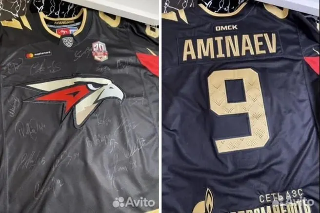 В Омске продают юбилейную игровую футболку с фамилией и номером Рашида Аминаева — цену указали 20 тысяч рублей. На джерси сохранились автографы чемпионского состава.
