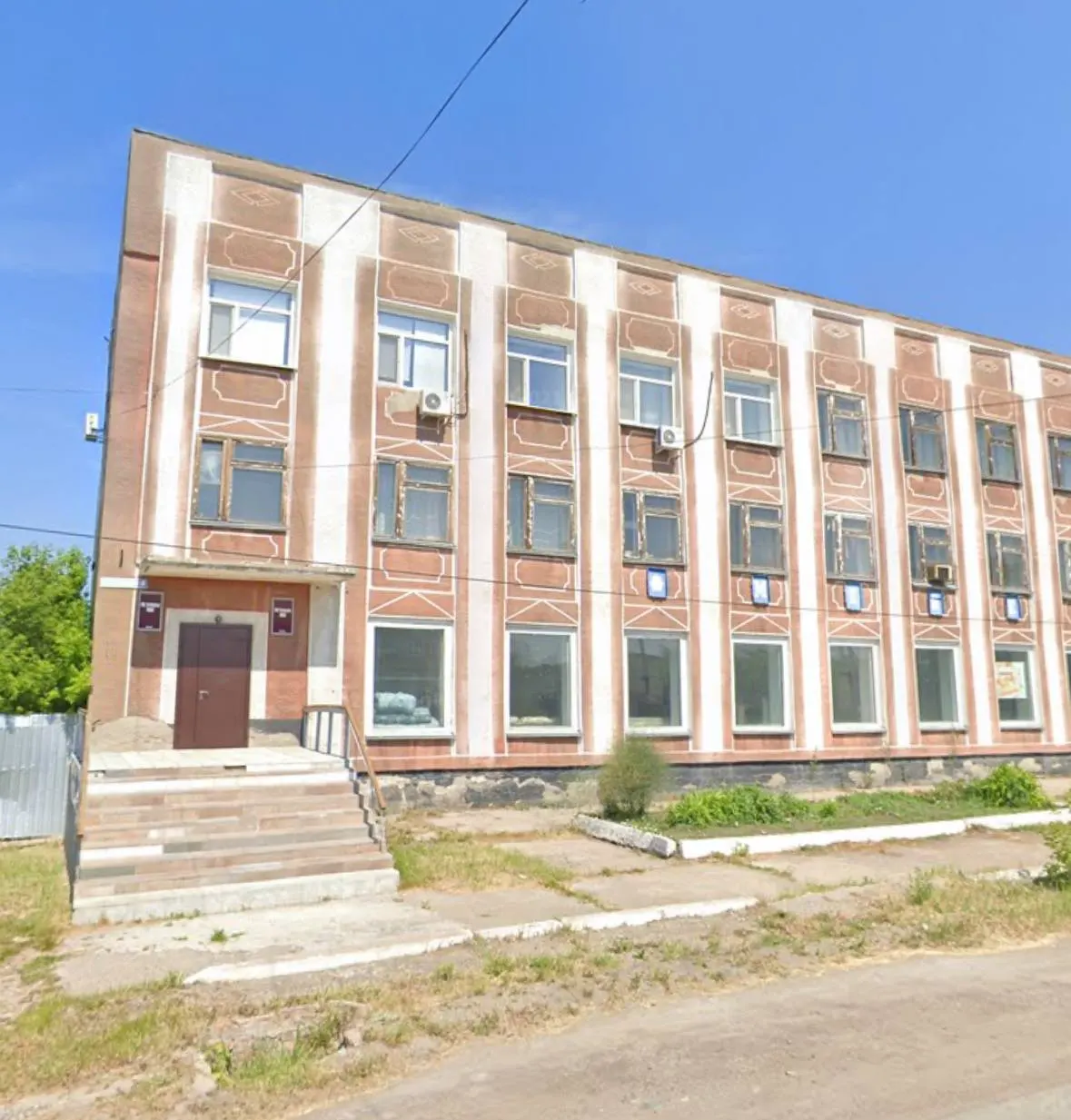 В Черлакской ЦРБ инфекционное отделение временно остановят из‑за ухода в отпуск единственного врача. Минздрав говорит о кратковременной мере: пациентов переведут в терапию и оборудуют отдельную палату, главврач ищет замену.