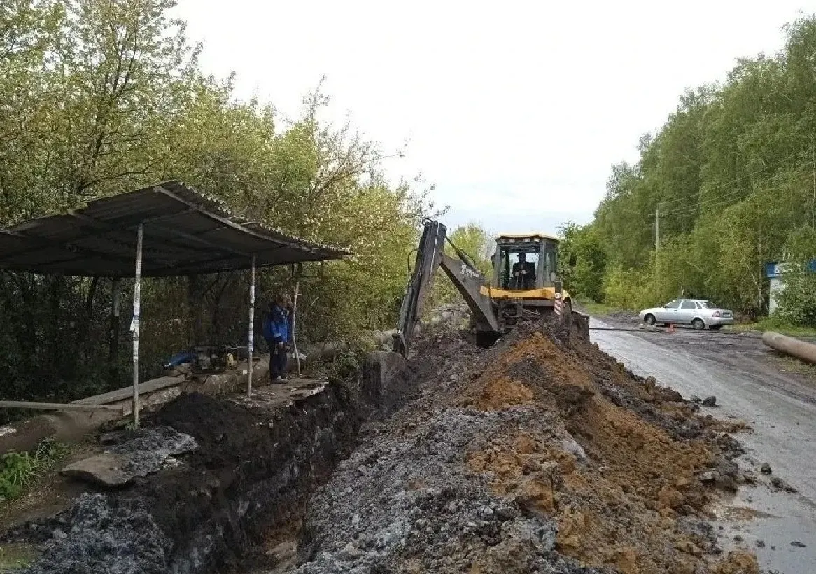Из подтопленного садового массива в Осташково откачали воду с 200 участков. На месте работает штаб, проложены почти 8 км водоотводных канав, задействована тяжёлая техника для отвода воды.