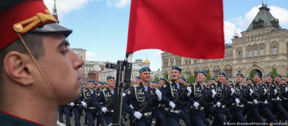 В ряде городов России празднования Дня Победы пройдут в сокращённом формате или отменены вовсе. Официальные объяснения — угрозы безопасности — дополняются пояснениями экспертов о задействованности техники на фронте и политическом смысле парада.