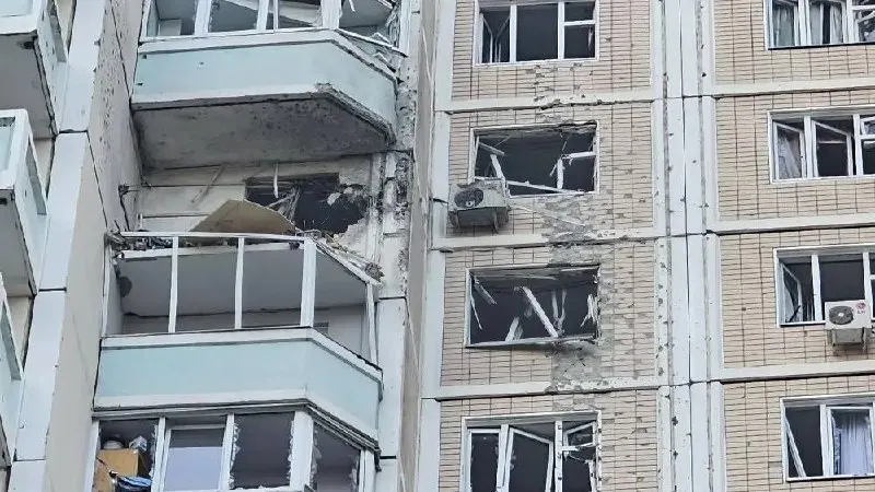 Ночью и утром Москва и Московская область подверглись массированным атакам беспилотников: в столице и регионе есть погибшие и пострадавшие. Минобороны сообщает о сотнях сбитых БПЛА по нескольким регионам и морским акваториям.
