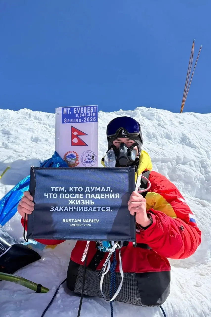 Рустам Набиев, параспортсмен из Уфы, потерявший обе ноги при обрушении казармы, добрался до вершины Эвереста, преодолев последние метры на руках.