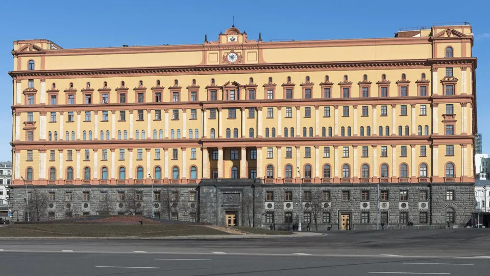 Руководитель Пограничной службы ФСБ заявил о возведении инженерных заграждений и изменениях в разграничении вод, которые, по его мнению, создают риски на государственной границе; при этом Москва констатирует наращивание военной активности у западных рубежей.