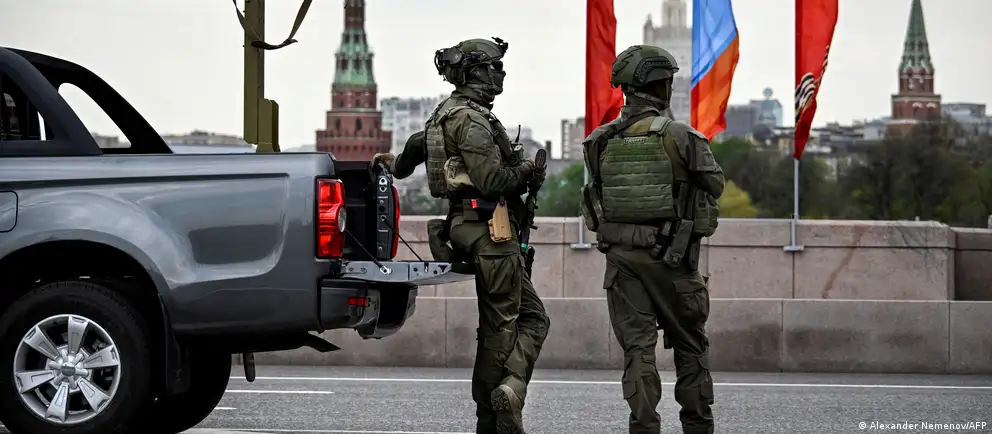 Власти отозвали ранее выданные аккредитации зарубежным корреспондентам; формат парада сокращён — техника и ряд участников исключены из-за угрозы, вызванной обострением атак беспилотников.