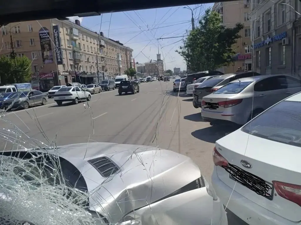 В Омске автобус №95 столкнулся с «Мерседесом», после чего врезался в три припаркованные машины и опору ЛЭП. В салоне находились около 40 человек, двое обратились за медицинской помощью. Ход проверки контролирует прокуратура.