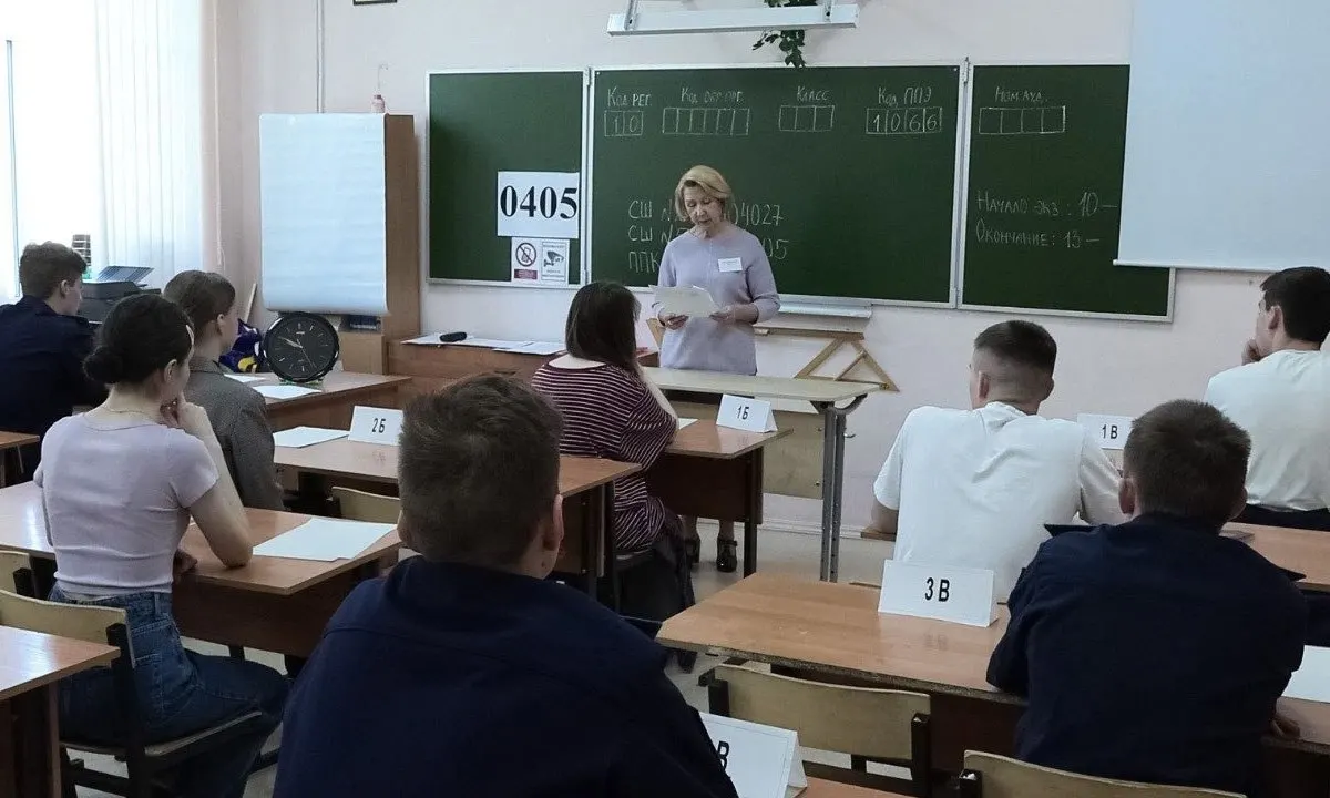 Рособрнадзор рекомендовал не проводить досмотры участников ЕГЭ и не прикасаться к их вещам: при срабатывании металлоискателя просят добровольно показать или поместить предмет в ячейку для хранения.