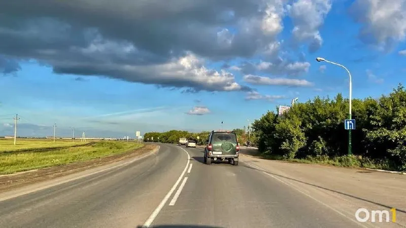 В Кормиловском районе обновляют участок дороги Омск — Нижняя Омка — граница Новосибирской области: на 37–42 км устраняют деформации, уложат два слоя асфальта, укрепят обочины, нанесут разметку и установят знаки.