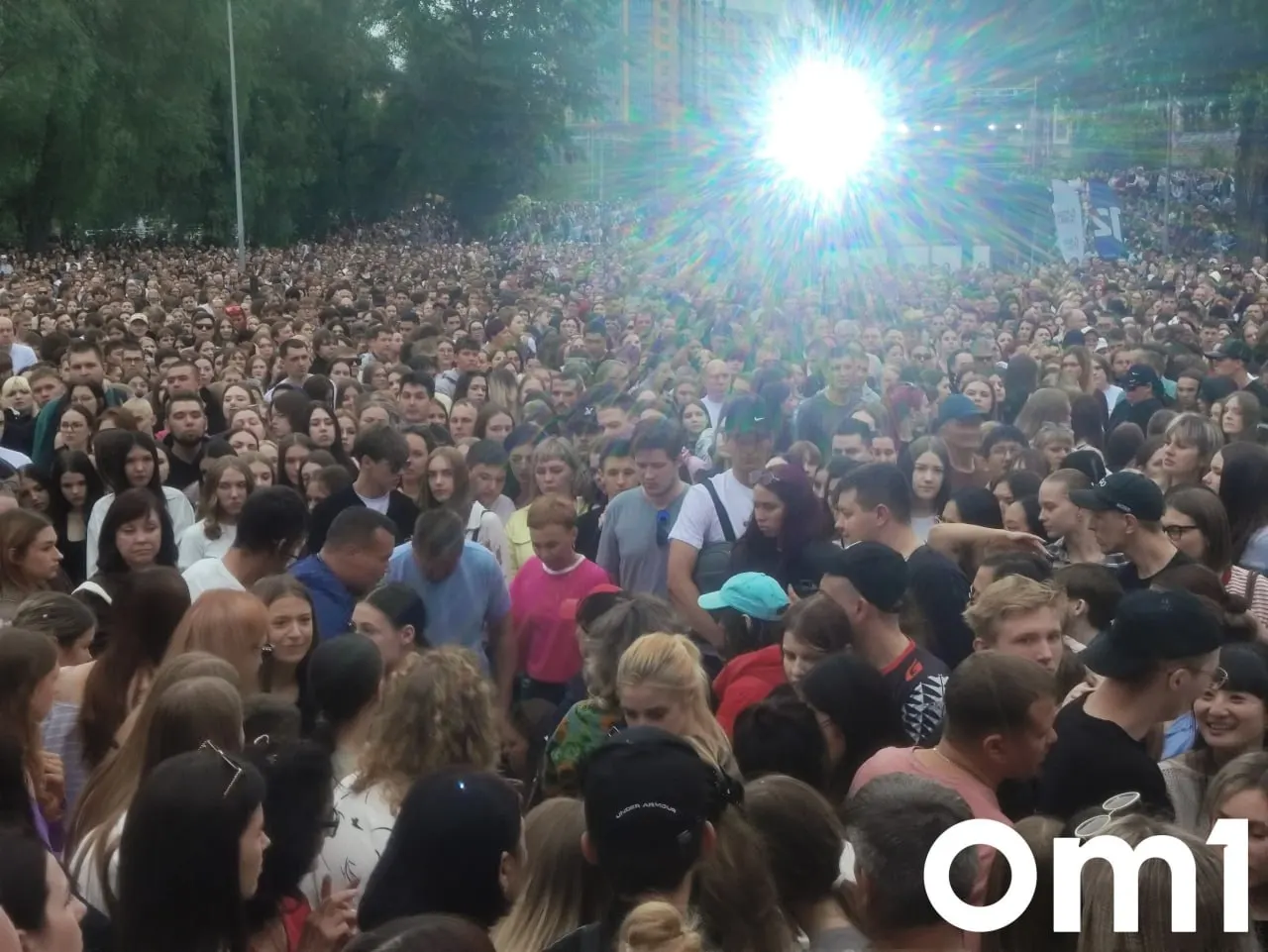 На концерте в омском парке «Зелёный остров» возникла давка, несколько человек почувствовали себя плохо — на место вызывают скорую.