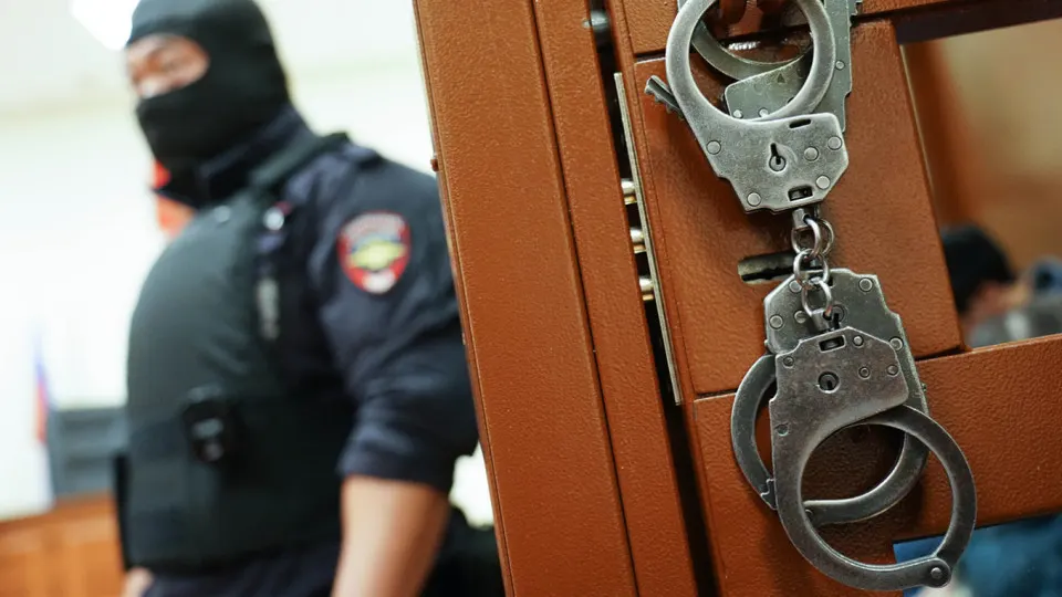 Центральный суд Омска отправил в СИЗО руководителя «РСТ-генподряд» по делу о мошенничестве на 545 млн рублей: следствие утверждает о поддельных актах и завышенных счетах при работах для ГКНПЦ имени Хруничева.