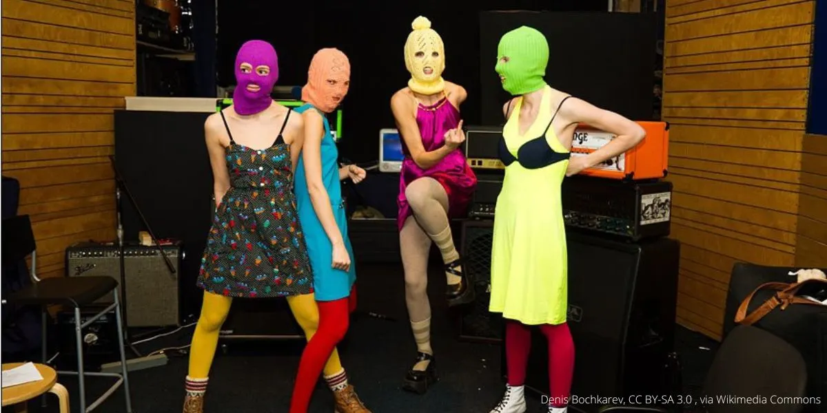 Росфинмониторинг добавил группу Pussy Riot в список террористов и экстремистов. Ранее московские суды признали коллектив «экстремистским», а ряд участниц приговорили за «фейки о ВС РФ».
