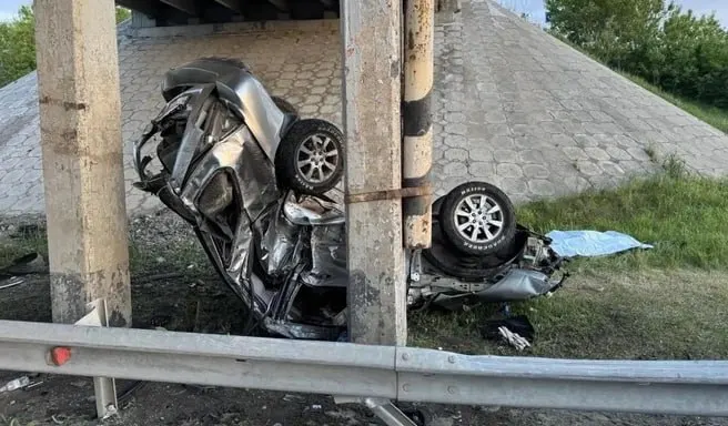 Вечером 19 мая на развязке Кондратюка и Исилькульского тракта Subaru столкнулась с Mitsubishi; 46-летний водитель Subaru скончался на месте. Следователи выясняют обстоятельства аварии.