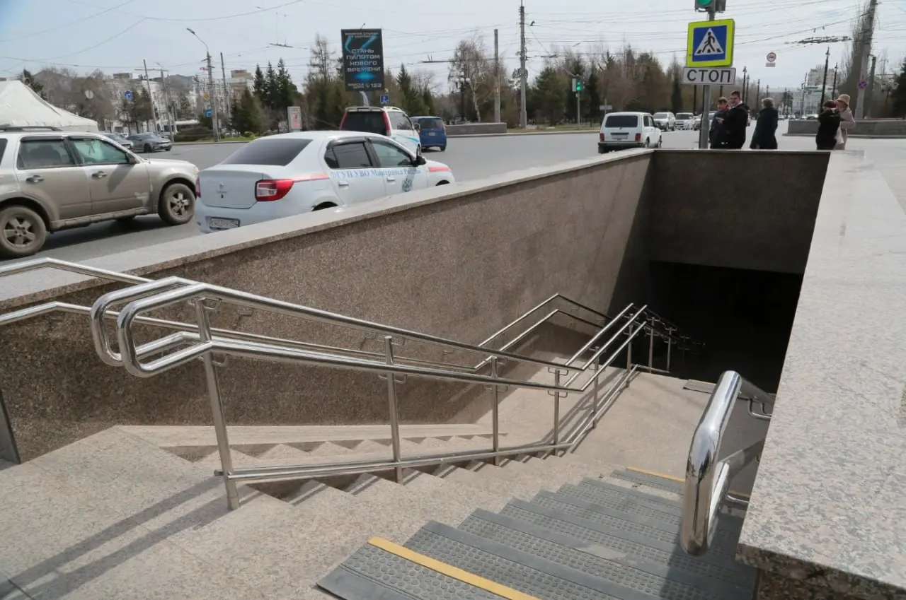 Рабочие завершают обновление входных групп: скоро откроют вход с ТЦ «Омский», а выход на сторону сквера будет временно закрыт. Со 2 мая пешеходов переведут на временный светофор — подрядчик организует подходы и настройку светофоров.