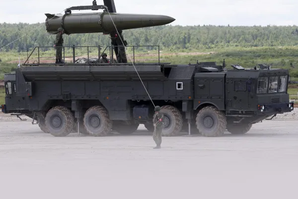 По данным Минобороны РФ, военные доставили и разгрузили боеприпасы для оперативно‑тактического комплекса «Искандер» в полевых пунктах в Беларуси в рамках запланированных ядерных учений.