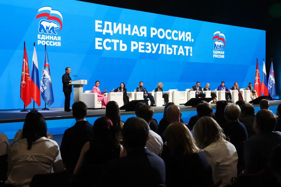 Администрация президента поручила государственным и лояльным СМИ реже употреблять слово «запрет» и по возможности не выносить его в заголовки. Вместо этого редакциям рекомендовано освещать «позитивные» инициативы единороссов и делать акцент на борьбе с ограничениями.