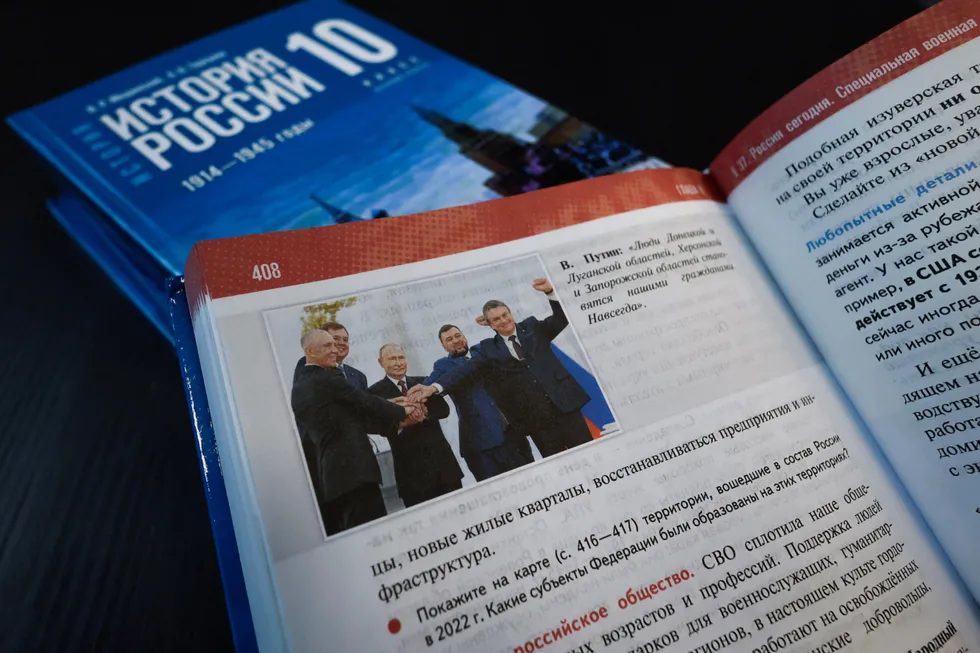 Учебники для средней школы 6–9 классов содержат систематические искажения: недосказанности о преступлениях, политические вставки современных проектов и анахронизмы, которые превращают историю в инструмент воспитания лояльности.