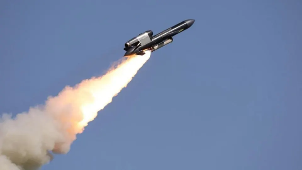 Ночью 5 мая в ряде регионов России звучали тревоги и вводились ограничения после серий ударов беспилотников: от ХМАО до Ленинградской области и Пермского края. Минобороны сообщило о сотнях сбитых дронов, о ракетах в отчётах не говорилось.