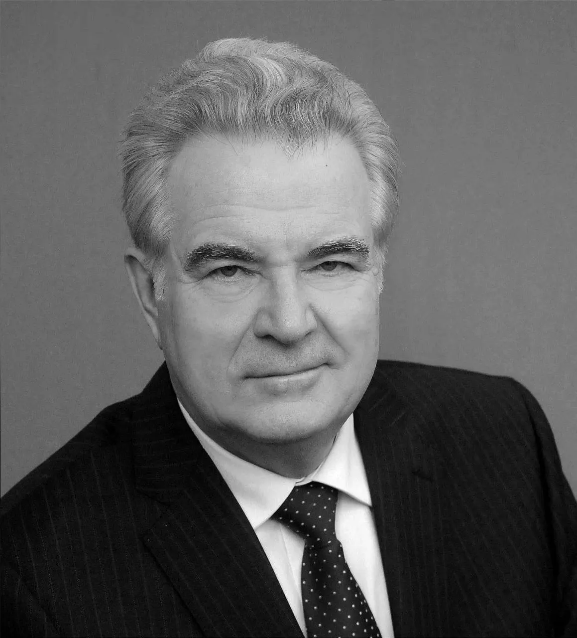 Председатель Законодательного собрания Александр Артёмов почтил третью годовщину со дня смерти своего предшественника, назвав его легендарной фигурой и патриотом, посвятившим жизнь служению Омской области.