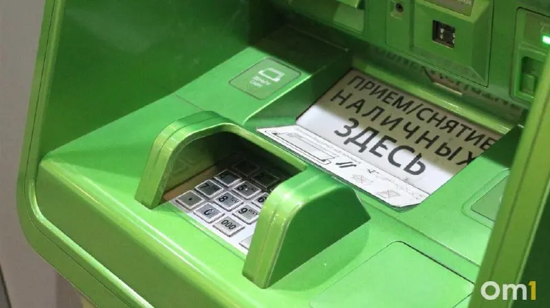 Пополнение наличными будет доступно с лимитами: до 25 000 ₽ за операцию, до 50 000 ₽ в сутки и до 200 000 ₽ в месяц. Проект Банка России также предлагает обязать 12 крупных банков принимать трансграничные переводы через Систему быстрых платежей (СБП).