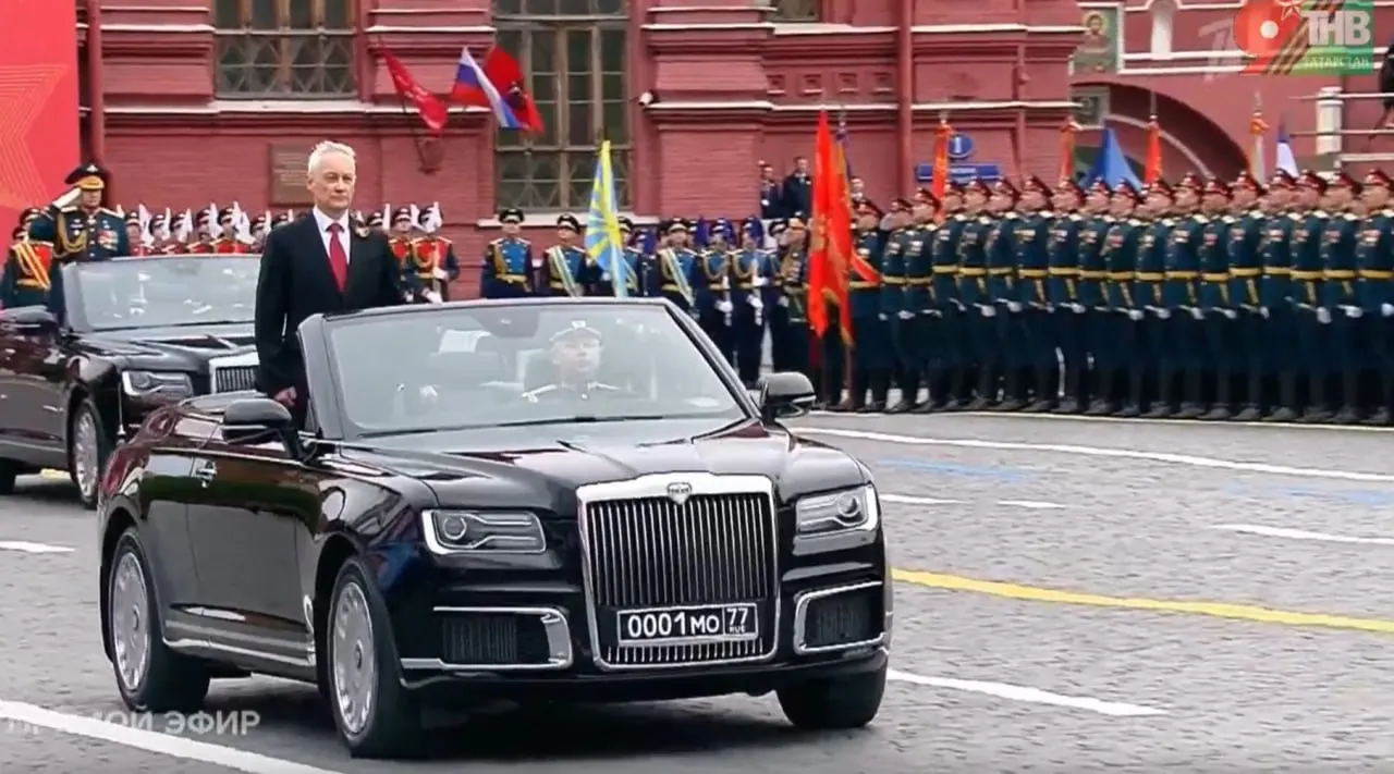 На смотре показали кабриолет Aurus московской сборки; другие машины этой линейки производят в Елабуге.