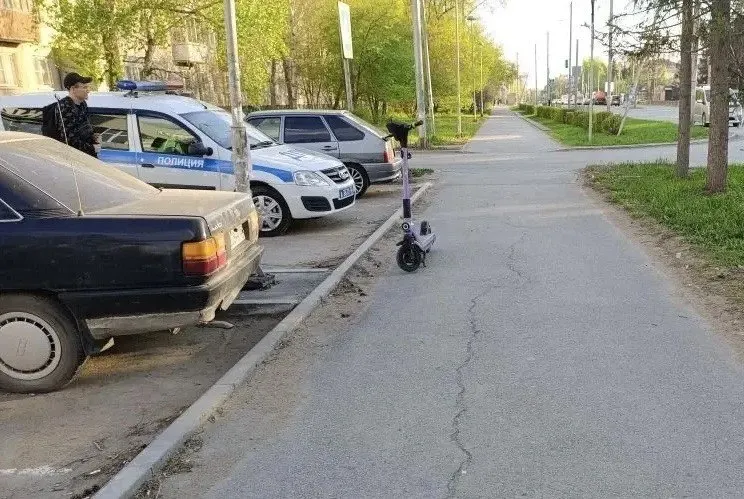 На тротуаре на улице 21-й Амурской электросамокатчик наехал на пешехода и детскую коляску. Пострадали две девочки — 3 и 1,5 года; обстоятельства происшествия проверяют правоохранители, прокуратура взяла проверку на контроль.