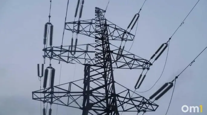 «Омскэнерго» выставило на дежурство свыше 200 бригад, подготовлены резервные источники питания для социальных объектов. Омичи могут сообщать о перебоях по бесплатному номеру.