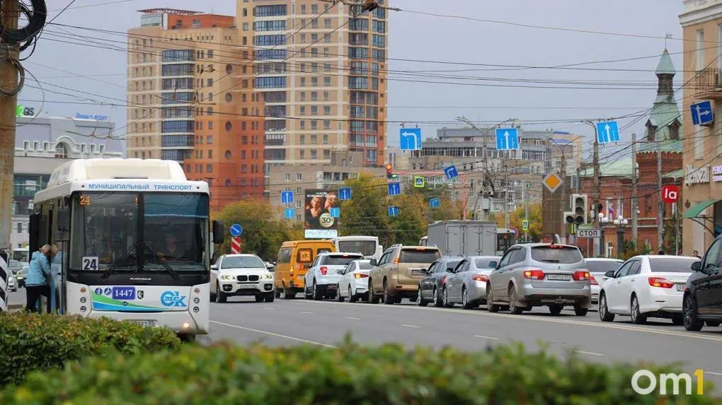 На нескольких магистралях и центральных улицах Омска утром зафиксированы серьёзные пробки: наиболее плотный трафик отмечен на Пушкина, Масленникова, Маршала Жукова, 10 лет Октября, Красный Путь, Богдана Хмельницкого и Маяковского.