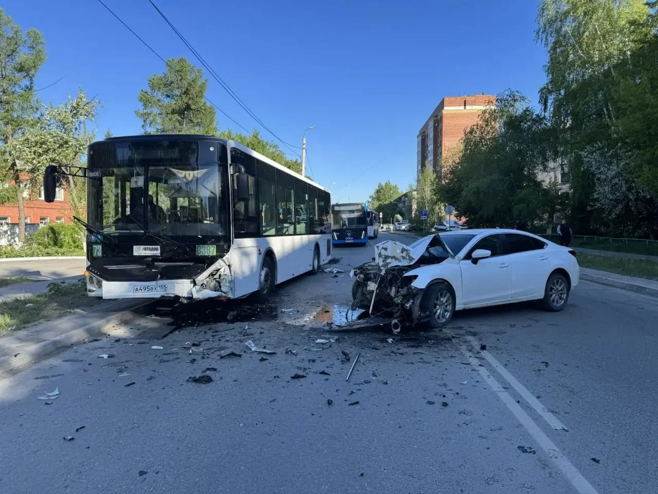 Утром на Петра Осминина автомобиль «Мазда» выехал на встречную полосу и врезался в пассажирский автобус маршрута №73. В салоне находились восемь пассажиров — среди них пострадавших нет; по факту ДТП проводится проверка полиции.