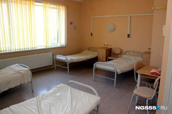 У более чем 25% персонала Калачинской центральной районной больницы уменьшились выплаты; часть зарплат выплачивали не полностью и с задержкой. По факту нарушений организована проверка, организациям объявлено предостережение.